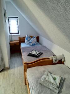于克里茨Heimathafen Ückeritz的阁楼卧室设有两张单人床