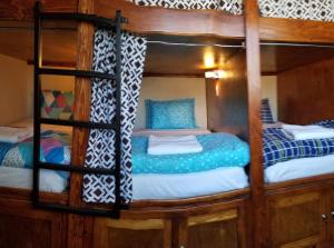 罗萨里托De Alamo hostel的客房内的两张双层床