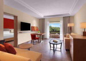 关丹关丹凯悦酒店的酒店客房设有沙发和客厅。
