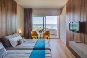 拉纳卡太阳厅酒店的酒店客房设有一张床,享有海景。