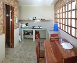曼巴豪山景度假屋的一个带桌子和柜台的小厨房