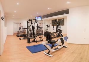 卡尔达罗Garni Hotel Peterlinhof的健身房设有数台跑步机和健身自行车
