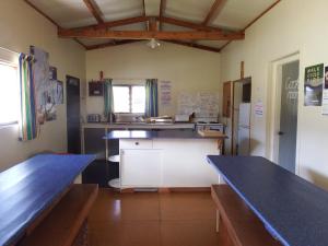 奥玛拉玛邓斯坦唐斯高地乡村羊场农家乐的厨房配有2张桌子和台面