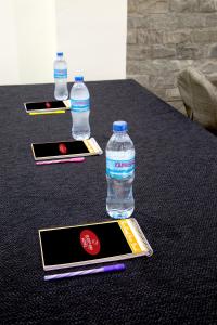达累斯萨拉姆司丽普酒店 - 卡里阿库的桌子上坐着一瓶水