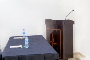 达累斯萨拉姆司丽普酒店 - 卡里阿库的讲台和桌子上装有一瓶水
