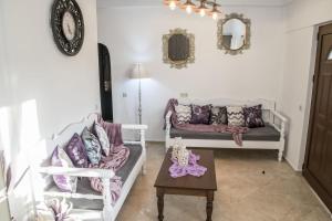 卡米拉日Kleopatra Apartment的客厅配有两张沙发和一张桌子