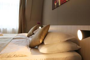 布拉格1共和国酒店的床上有枕头的床