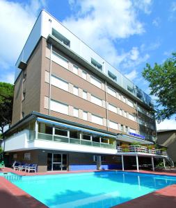 玛里纳罗米亚Hotel Solaria的大楼前设有游泳池的酒店