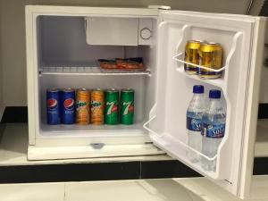 科伦坡Opulence Colombo的装满饮料和苏打水的开放式冰箱