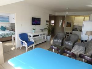 阿曼济姆托蒂Seaview Apartment Amanzimtoti的客厅配有桌椅和1张床