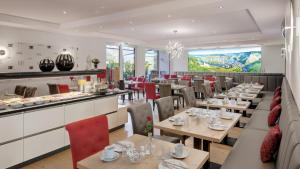 贝尔恩卡斯特尔-库斯Hotel Moselauen的一间带桌椅的餐厅和一间酒吧