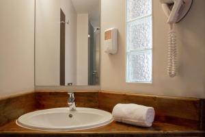 里摩日Kyriad Direct Limoges Nord的一间带水槽和镜子的浴室