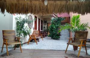 杰里科科拉瓜拉尼杰里别墅的庭院设有椅子、雨伞和植物