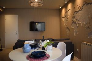 佩斯卡拉MaSà Appartamenti (Il Mare in Salotto)的一间用餐室,配有一张桌子和一张墙上的世界地图