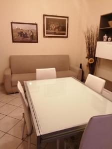 阿斯蒂la casa di fiore的客厅配有白色桌子和沙发