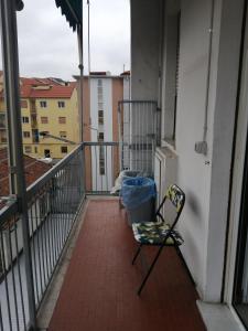 阿斯蒂la casa di fiore的坐在大楼阳台上的椅子