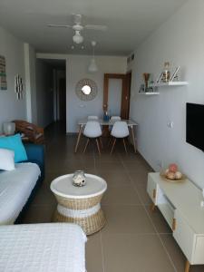 滨海罗克塔斯Residencial Mirador Playa Serena的客厅配有沙发和桌子
