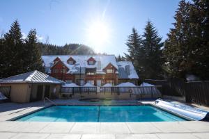 惠斯勒威士拿杰克平静湖面小屋酒店的雪中带游泳池的房子