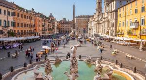 罗马Casa Italiano - BestBnB Garbatella的城市中心一条有喷泉的街道