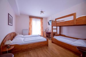 NarinTourist farm Pri Andrejevih的一间卧室配有两张双层床和一张书桌