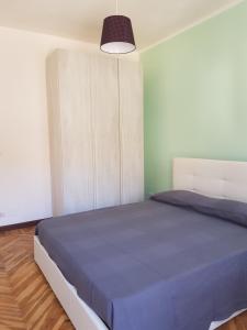 普拉吉拉托Hostsrevolution Pragelato的一间卧室配有一张带蓝色毯子的大床