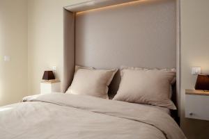 萨格勒布LunaRo的卧室配有一张带白色床单和枕头的大床。
