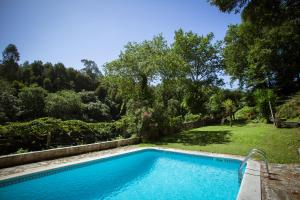 加亚新城Quinta da Agraceira Casa do Caseiro的一座房子的院子内的游泳池
