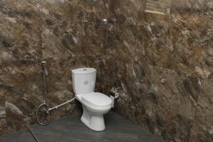 锡吉里亚Sigiriya Summer Resort的石墙内带卫生间的浴室