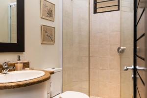 巴利托Apartment Marichel 4的带淋浴和盥洗盆的浴室