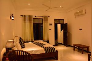 坦加拉skyresort的一间卧室配有床和带窗帘的窗户