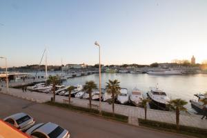 扎达尔伊凡酒店的停泊在码头的一群船