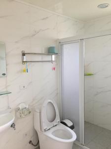 白沙乡喵喵鱼客舍的白色的浴室设有卫生间和淋浴。