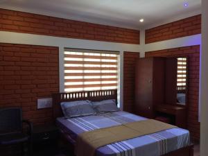 维特利Marsim Holiday Resort的卧室配有砖墙内的床铺
