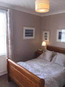 彭赞斯Chiverton House Guest Accommodation的一间卧室设有一张大床和一个窗户。