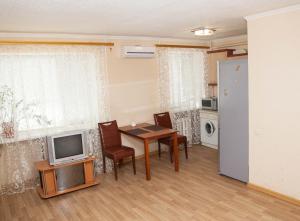 2 rooms Apartment on Patriotychna str 61. Centre的电视和/或娱乐中心