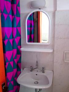 蒂锡利维Yanna Studios的一间带水槽和镜子的浴室
