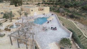 瓦迪穆萨老村度假酒店的享有带桌子和遮阳伞的游泳池的顶部景致