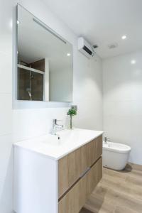 拉科鲁尼亚Indigo Rooftop的浴室配有盥洗盆、镜子和浴缸