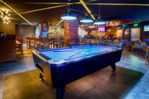 迪拜布尔迪拜城市马克斯酒店的带酒吧的客房内的台球桌