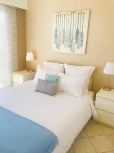 昂蒂布Cap View的卧室配有白色的床铺和白色的枕头