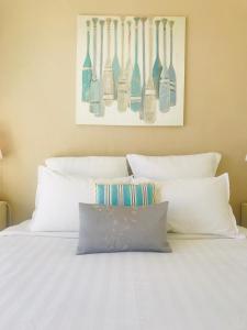 昂蒂布Cap View的床上挂着白色枕头和餐具