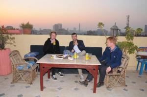 开罗开罗奥西里斯酒店的一群坐在桌子旁喝着饮料的人
