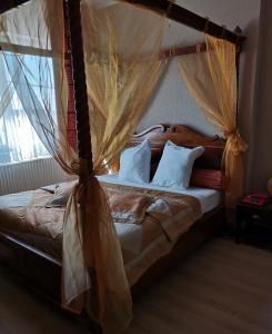 菲利普维尔Hôtel La Côte d'Or的卧室配有带白色枕头的天蓬床