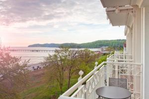 宾茨米尔酒店&温泉的享有海滩和码头景致的阳台