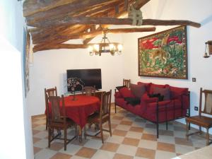 蒙特弗里奥Casa de Los Albas, 6p的客厅配有红色的沙发和桌子