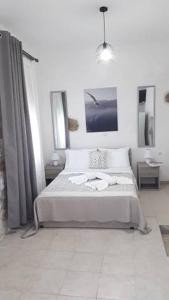 马塔拉Studio Rafaela的一间卧室配有一张床,上面有两条毛巾