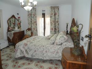 蒙特弗里奥Casa de Los Albas, 6p的一间卧室配有一张床、一张桌子和一个窗户。