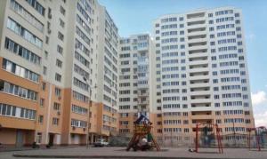敖德萨Apartments & Vernissage on Kostandi的城市里一群高大的建筑和一个游乐场