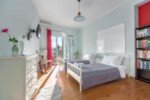 科孚镇Garitsa Maisonette的一间卧室设有一张床和一个书架