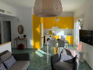 莫切El Balcón de Rosita的客厅设有黄色橱柜和桌椅